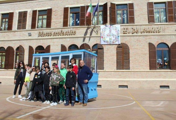 Il Resto del Carlino parla di cycleBUS, il pulmino a pedali brevettato in raccolta  sul nostro portale,  intervistando il fondatore Patrizio Merelli, la maestra e la dirigente scolastica della scuola 